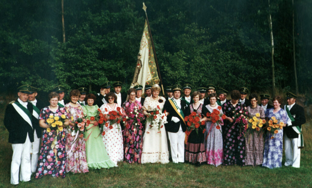Das Königspaar mit Hofstaat des Schützenvereins Holsen-Schwelle-Winkhausen im Jahr 1978