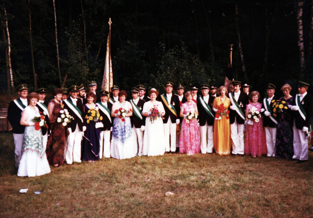 Das Königspaar mit Hofstaat des Schützenvereins Holsen-Schwelle-Winkhausen im Jahr 1979