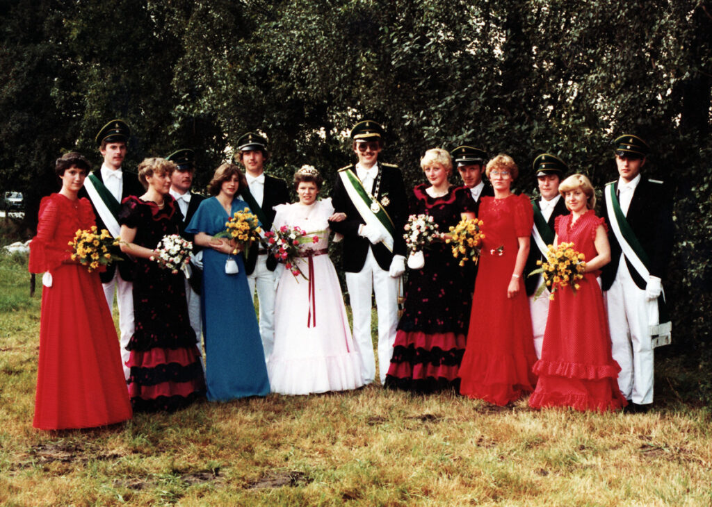Das Königspaar mit Hofstaat des Schützenvereins Holsen-Schwelle-Winkhausen im Jahr 1980