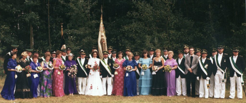 Das Königspaar mit Hofstaat des Schützenvereins Holsen-Schwelle-Winkhausen im Jahr 1982