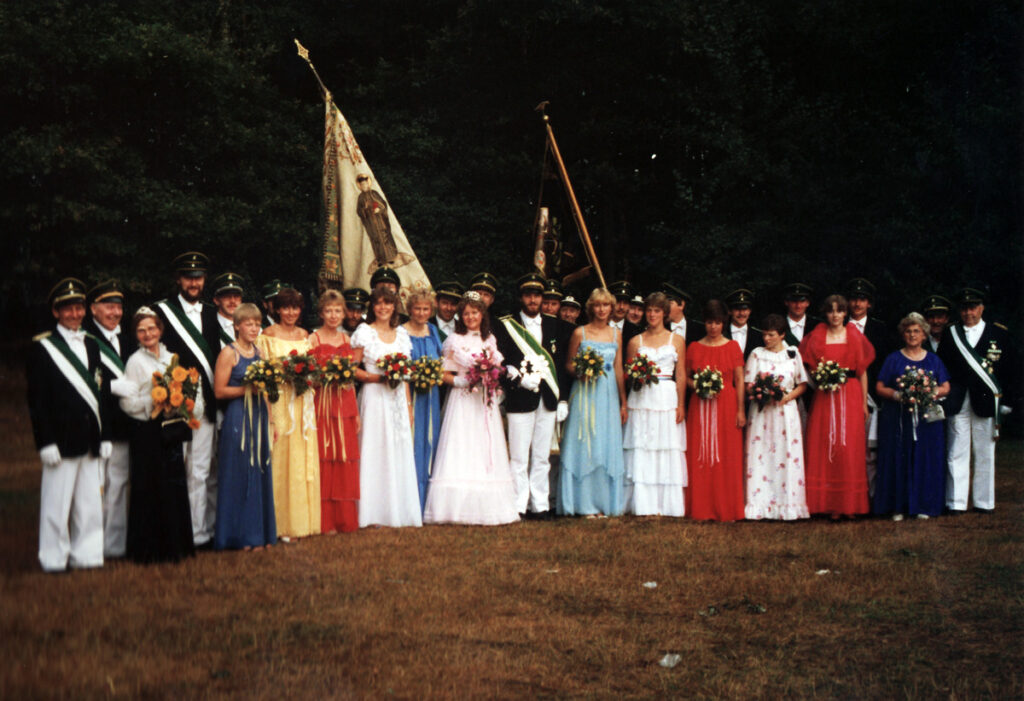 Das Königspaar mit Hofstaat des Schützenvereins Holsen-Schwelle-Winkhausen im Jahr 1983