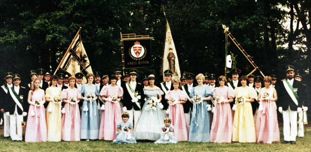 Das Königspaar mit Hofstaat des Schützenvereins Holsen-Schwelle-Winkhausen im Jahr 1984