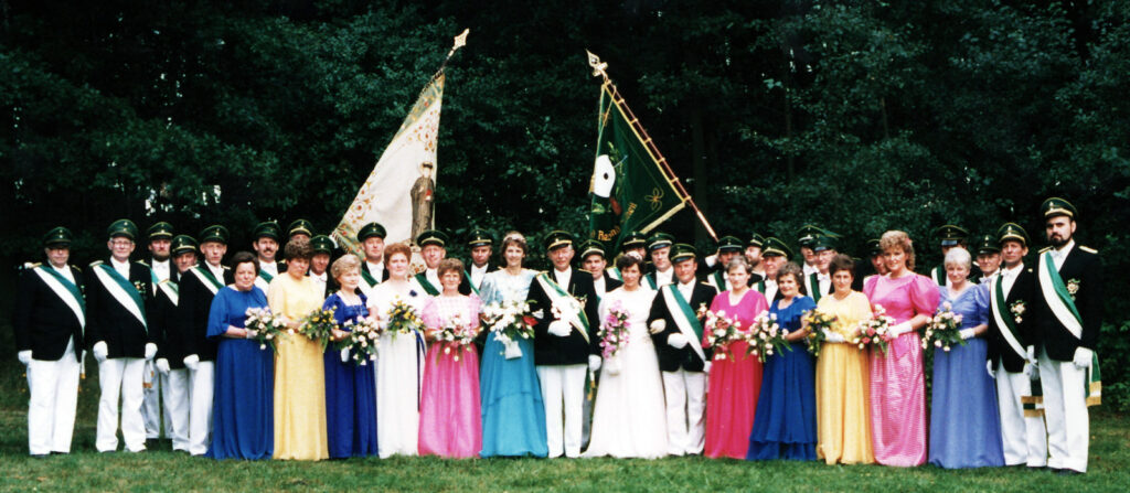 Das Königspaar mit Hofstaat des Schützenvereins Holsen-Schwelle-Winkhausen im Jahr 1985