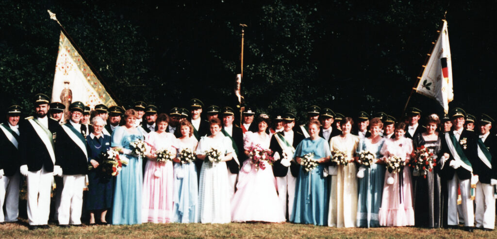 Das Königspaar mit Hofstaat des Schützenvereins Holsen-Schwelle-Winkhausen im Jahr 1986