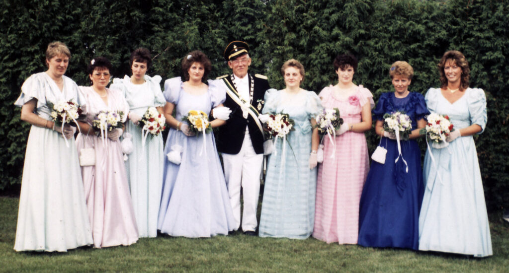 Der König mit Hofdamen des Schützenvereins Holsen-Schwelle-Winkhausen im Jahr 1988