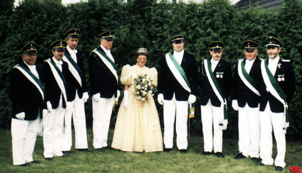 Die Königin mit Hofherren des Schützenvereins Holsen-Schwelle-Winkhausen im Jahr 1988