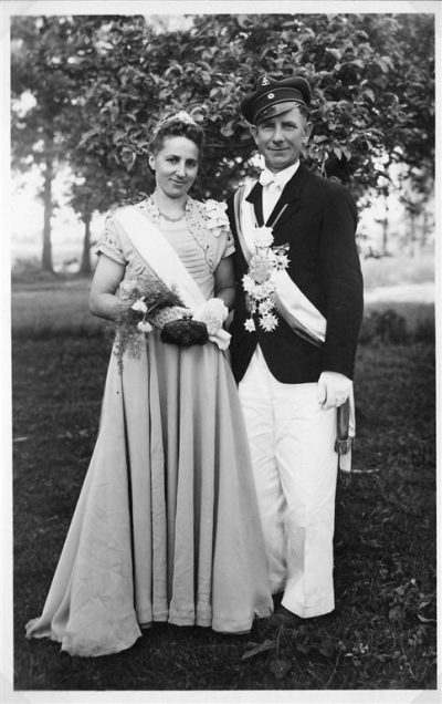 König des Schützenvereins Holsen-Schwelle-Winkhausen im Jahr 1952: Königspaar Alois Neisemeier mit Königin Elisabeth Rötzmeier