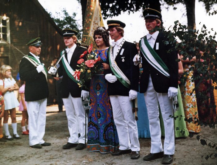 Königspaar 1973 Ferdinand Wilper und Marianne Hesse mit Adjudanten